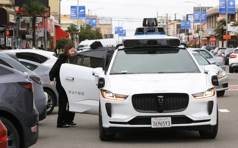 Waymo 付费雇佣外卖员为 Robotaxi 关闭车门